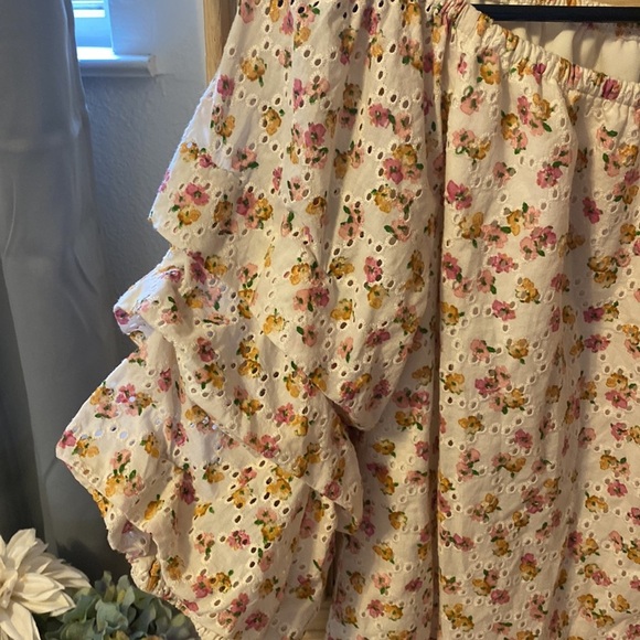 Eyelet Off The Shoulder Top - Picture 4 of 8